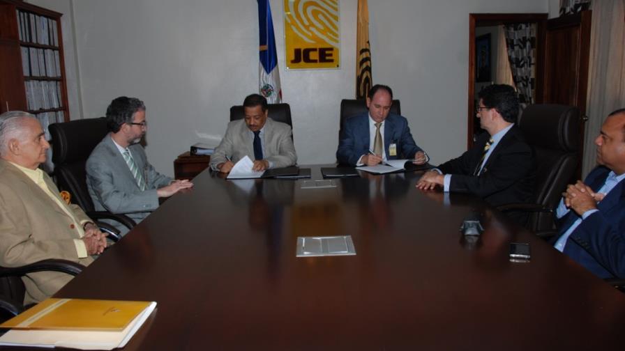 JCE firma contrato para imprimir nueva cédula