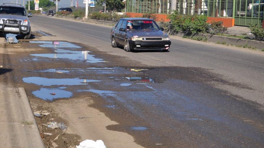 Deterioro afecta tránsito en autopista Joaquín Balaguer