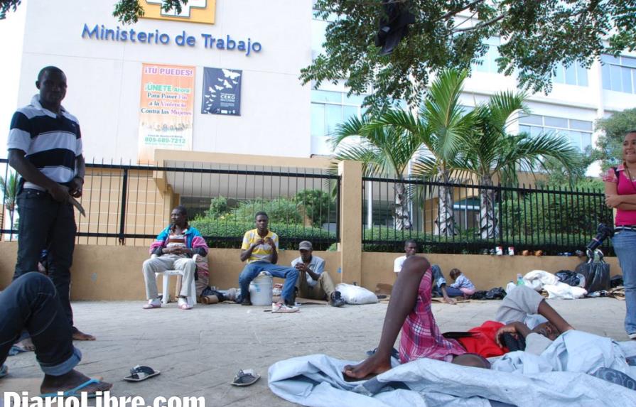 Investigan documentos haitianos acampaban en Ministerio de Trabajo