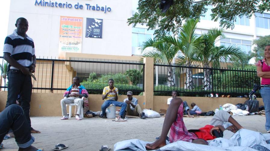 Investigan documentos haitianos acampaban en Ministerio de Trabajo