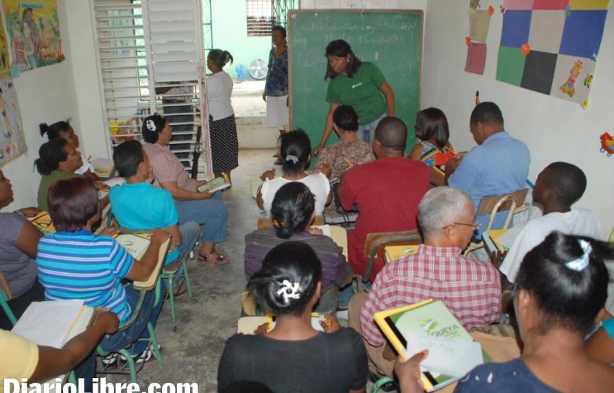 Más de 72,000 reciben clase en plan de alfabetización