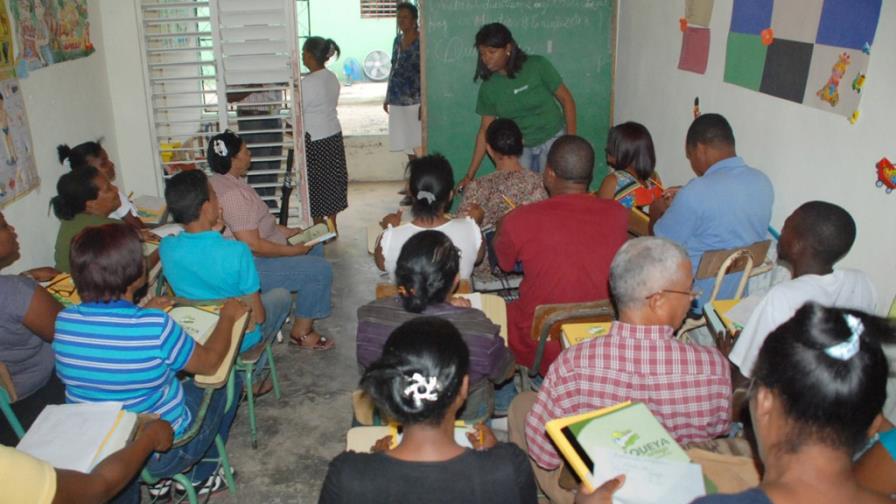 Más de 72,000 reciben clase en plan de alfabetización