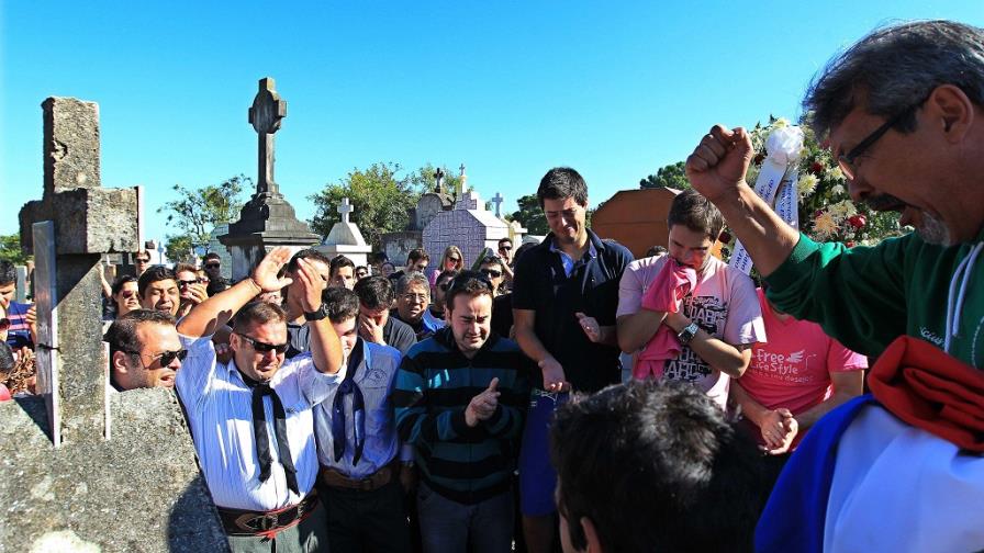 Una ciudad entera saca fuerzas del dolor para enterrar a sus jóvenes