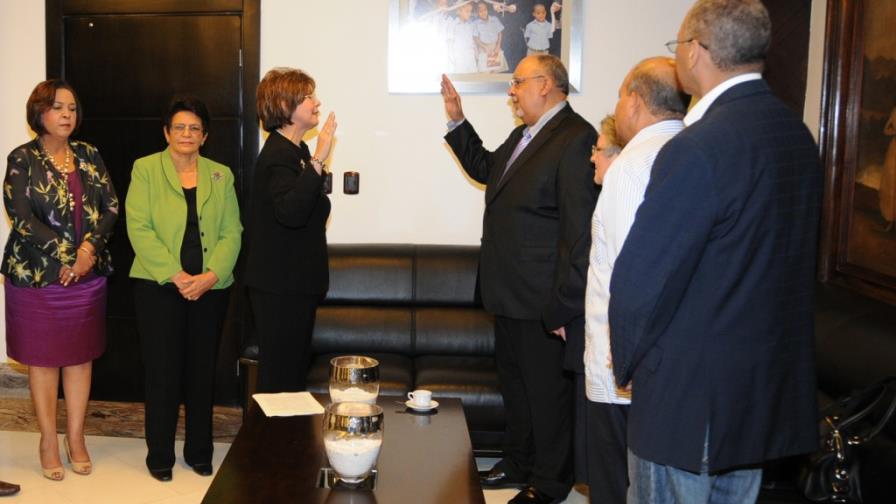 Educación juramenta al nuevo director del Isfodomu