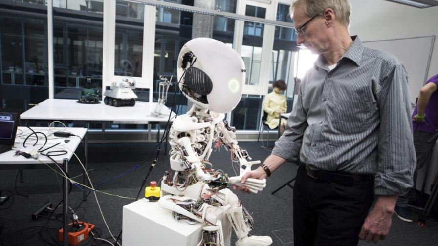 Saludando al robot inteligente
