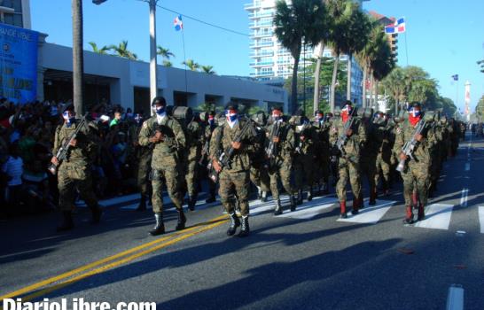 Danilo encabeza desfile militar en el Malecón