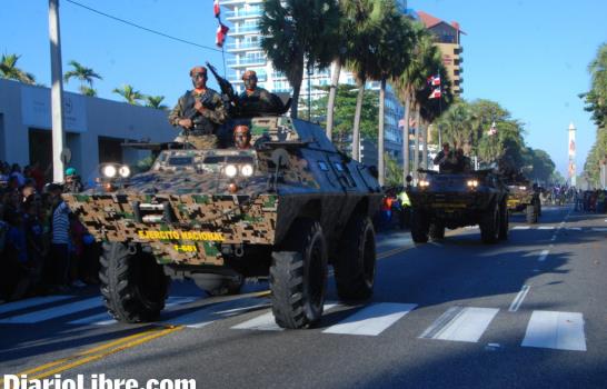Danilo encabeza desfile militar en el Malecón