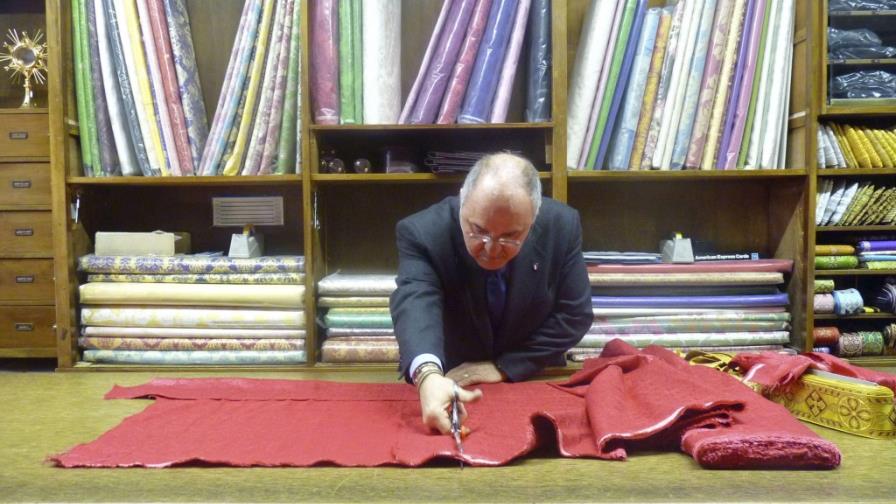 La sastrería Gammarelli confecciona 3 sotanas papales de 3 tallas distintas