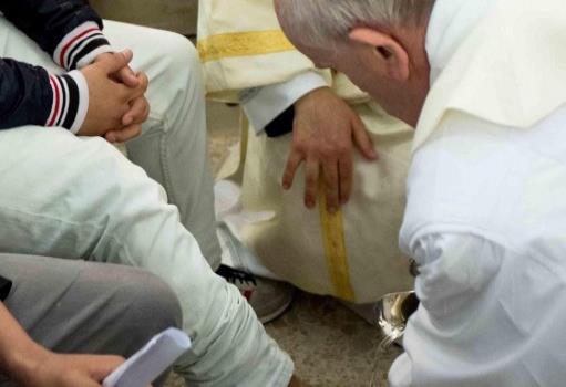 El Papa lava y besa los pies de 12 presos