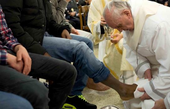 El Papa lava y besa los pies de 12 presos