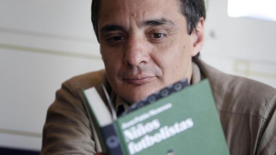 Escritor Juan Pablo Meneses: El fútbol acaba siendo una caricatura de la vida