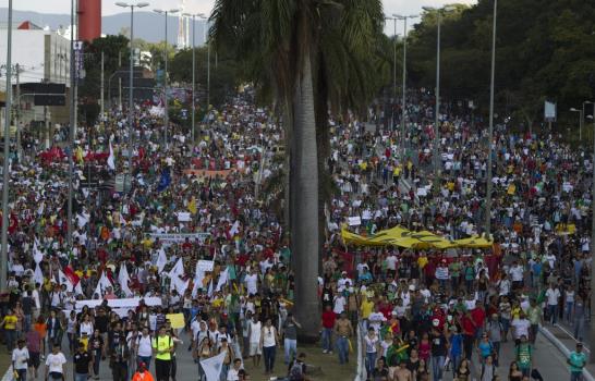 Brasileños en teoría prósperos... también protestan