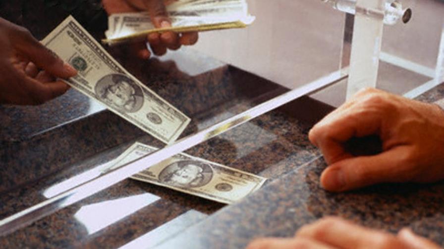 Escasez de dólares hace subir la prima a RD$43 por US$1 Escasez de dólares hace subir la prima a RD$43 por US$1