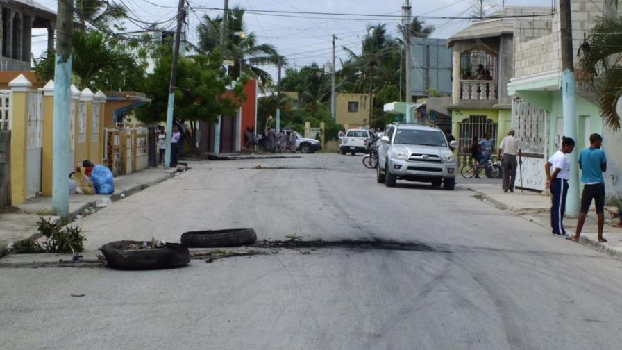 Protestan en reclamo del arreglo de las calles de Boca Chica