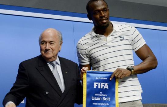 Usain Bolt visita la FIFA y posa con la Copa del Mundo