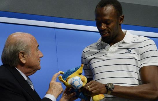 Usain Bolt visita la FIFA y posa con la Copa del Mundo