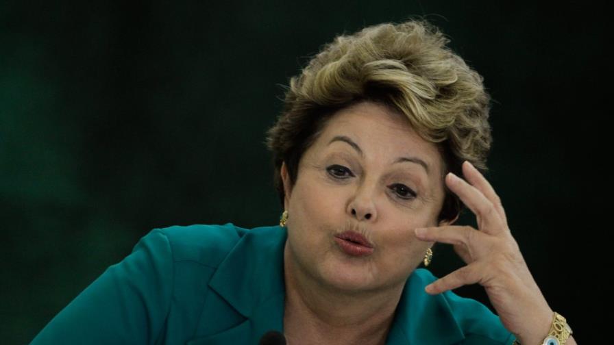 Rousseff reactiva su cuenta en Twitter con humorista que la imita