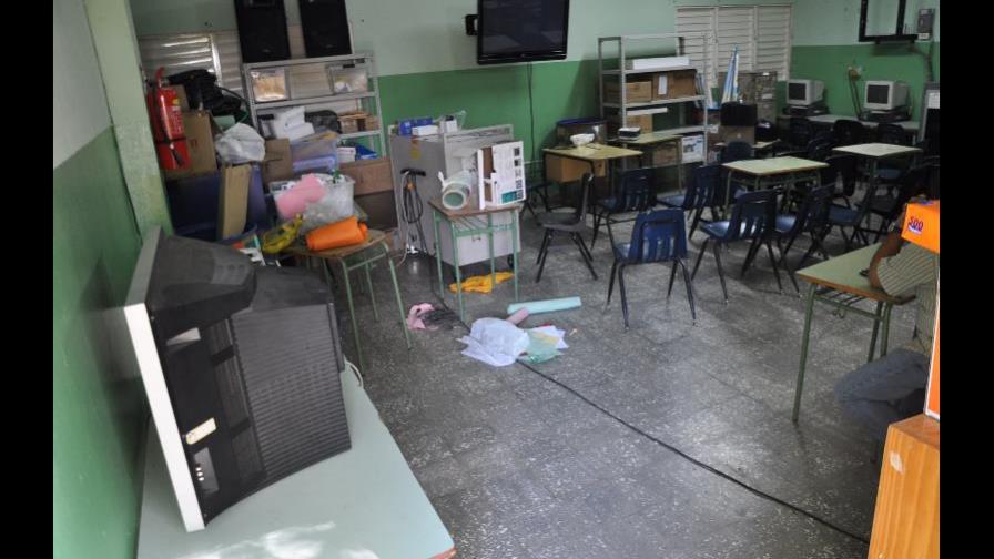 Roban equipos en escuela de Santiago