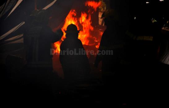 Fuego destruye tienda de venta artículos eléctricos en Santiago