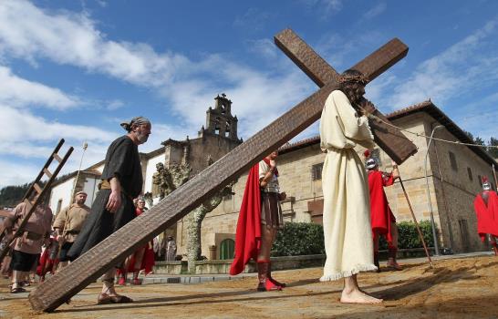 Cruces de madera y forcejeos en el Vía Crucis por la vieja Jerusalén