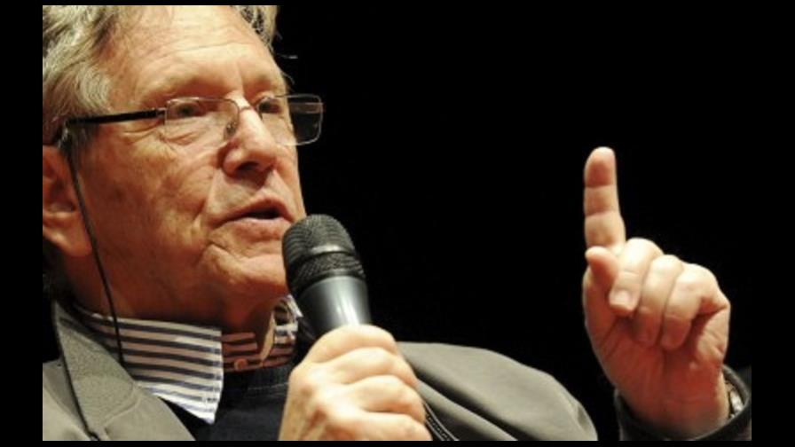 El escritor israelí Amos Oz recibe el premio Franz Kafka