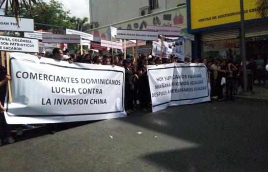 Comerciantes dominicanos marchan contra la invasión china