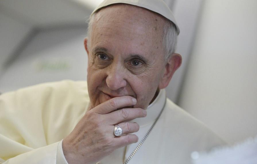 Papa no condena a los homosexuales y reitera el no al sacerdocio femenino