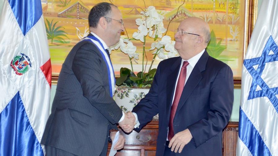 Gobierno condecora al embajador saliente de Israel