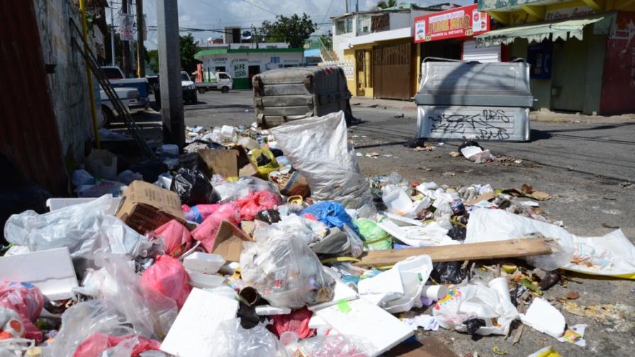 Residentes en Alma Rosa se rebelan por el cúmulo de basura