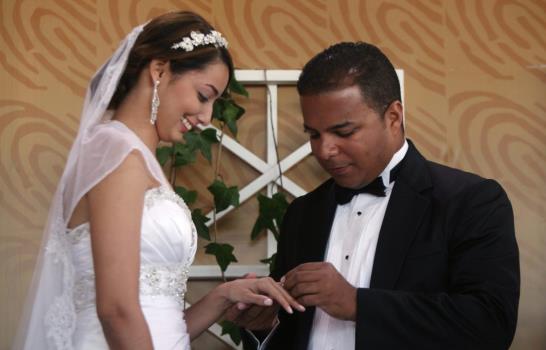 JCE realiza boda de pareja Testigo de Jehová y la primera no católica