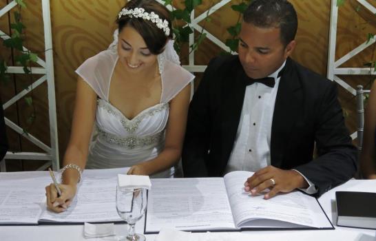 JCE realiza boda de pareja Testigo de Jehová y la primera no católica