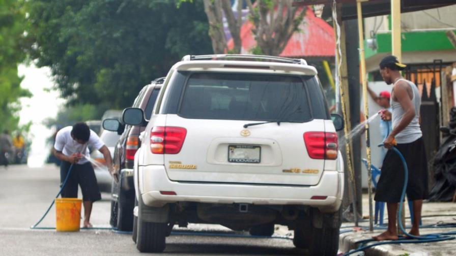 Lavaderos desperdician miles de galones de agua
