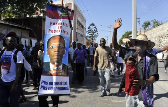 Miles marchan en protestas paralelas en Haití