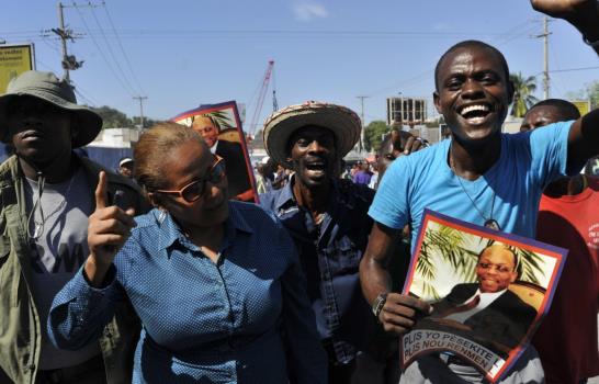 Miles marchan en protestas paralelas en Haití