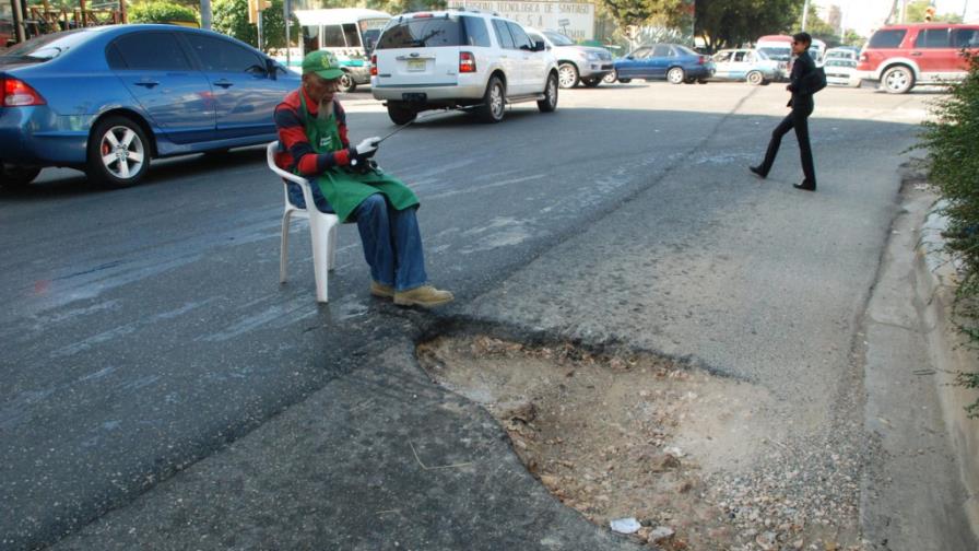 Enorme cráter en la avenida José Contreras Enorme cráter en la avenida José Contreras