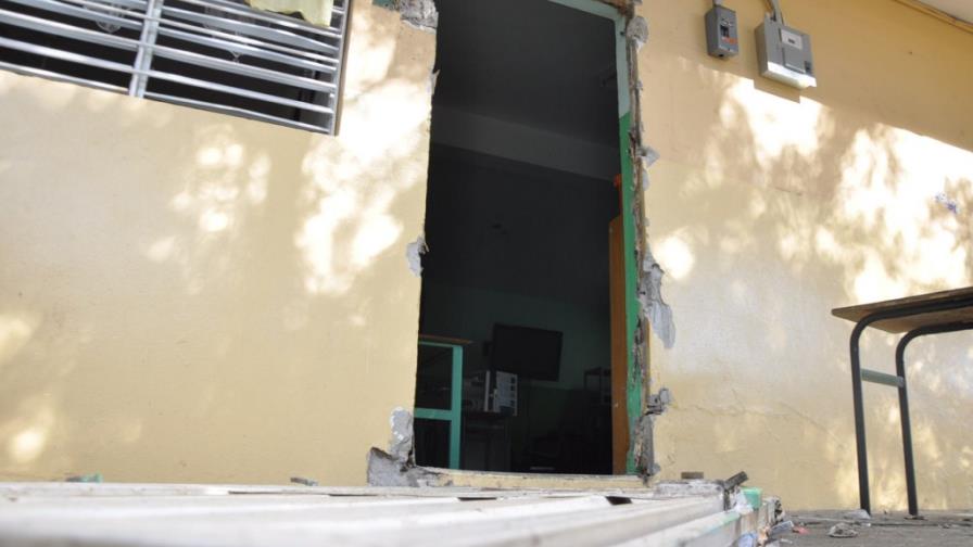 Penetran a escuela de Santiago y roban equipos