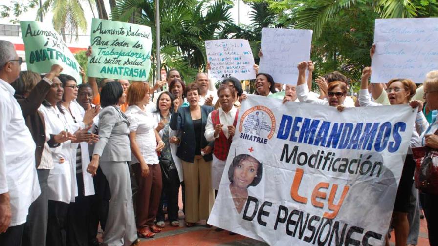 Médicos retoman lucha por aumento salarial