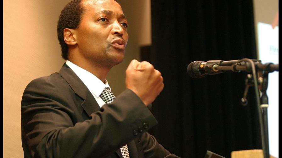 Uno de los hombres más ricos de Sudáfrica da mitad de su fortuna a los pobres