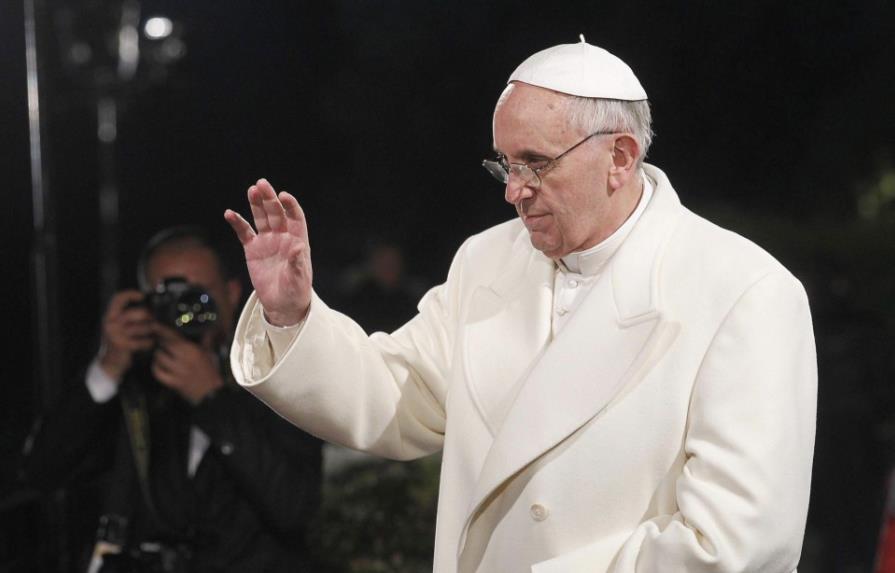 Papa: el rostro de la Sábana Santa se asemeja al de víctimas de la violencia