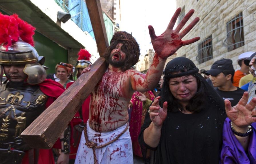 Miles de peregrinos y feligreses conmemoran el Sábado de Gloria en Jerusalén