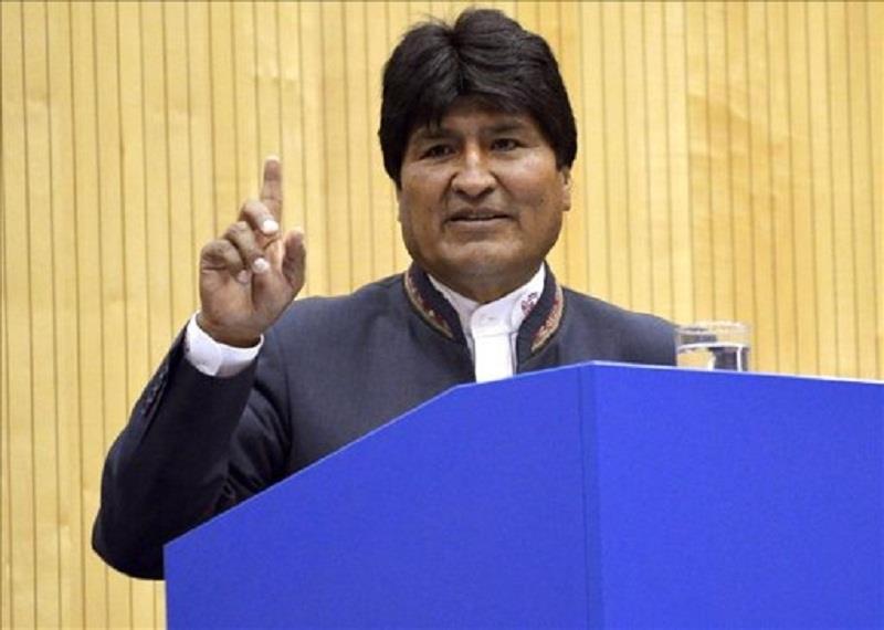 Morales admite que no le gusta leer al firmar una ley que baja los impuestos al libro