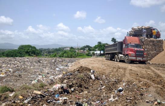 Viacrucis de la basura en Moca a la puerta de una solución