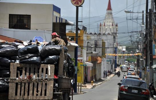 Viacrucis de la basura en Moca a la puerta de una solución