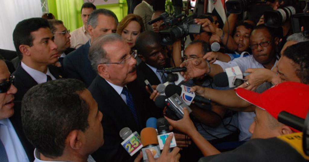 Presidente Medina instruye posponer impuesto a las placas para el 2014