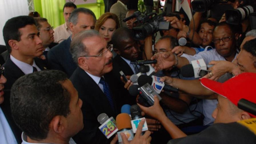 Presidente Medina instruye posponer impuesto a las placas para el 2014