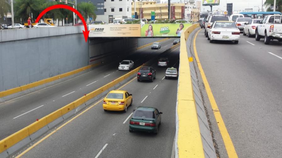 Hombre se lanza al vacío en paso de desnivel para escapar de persecución policial