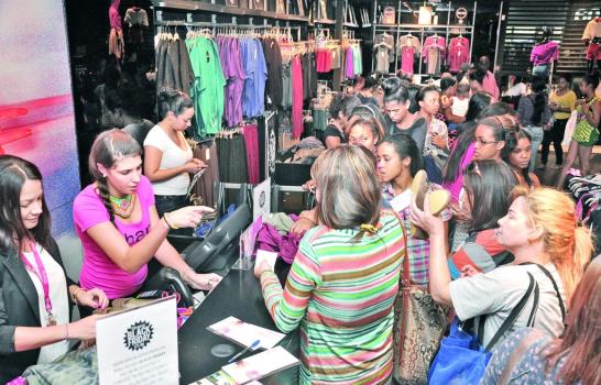 Dominicanos abarrotan tiendas por el viernes negro