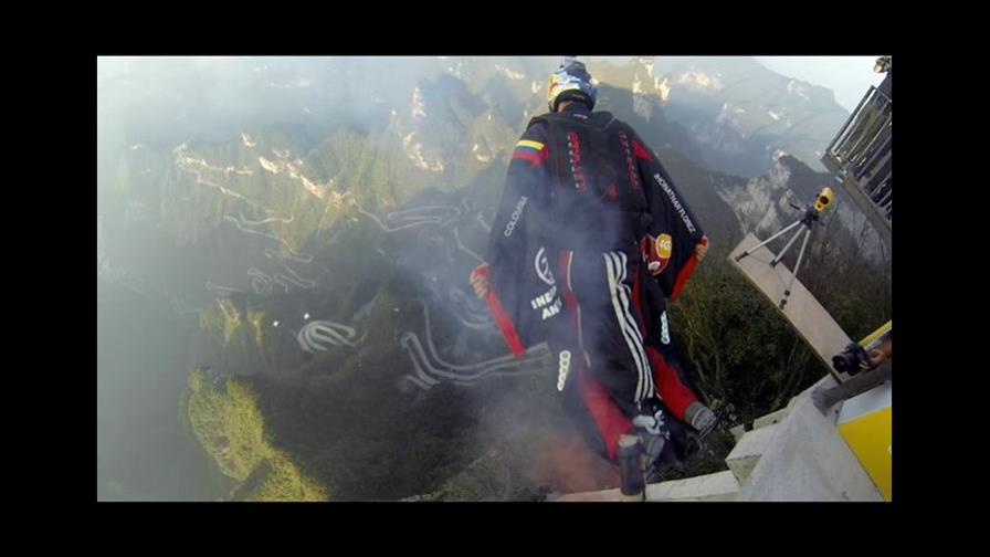 El hombre pájaro sobrevuela el emblemático Cerro de Monserrate de Bogotá