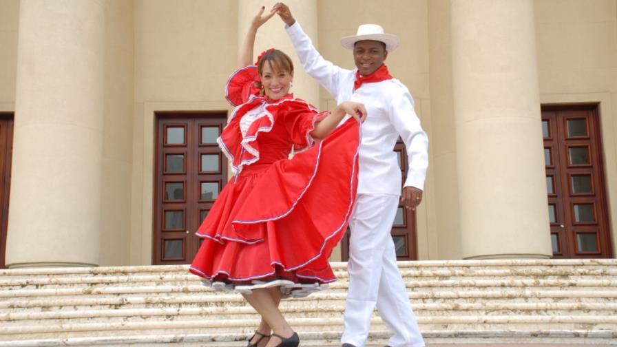 Danzas folclóricas y música criolla en el mes de la Patria
