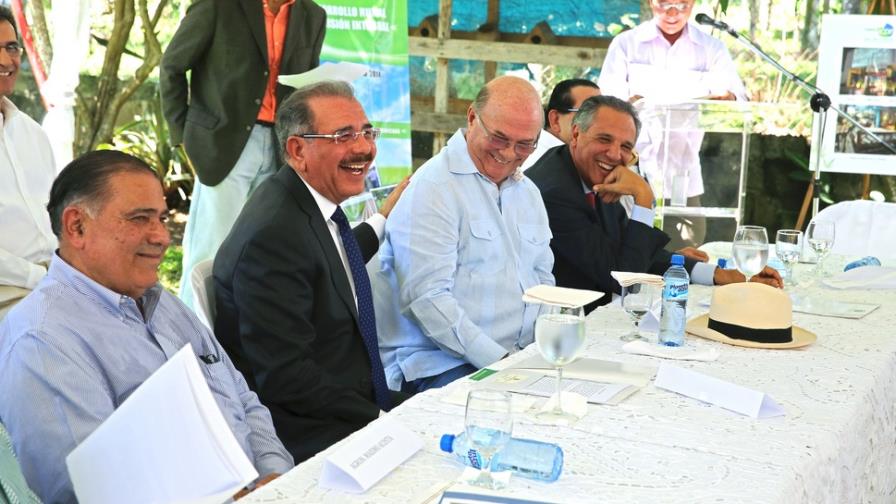 Danilo se reúne con Hipólito y otros exministros de Agricultura Danilo se reúne con Hipólito y otros exministros de Agricultura